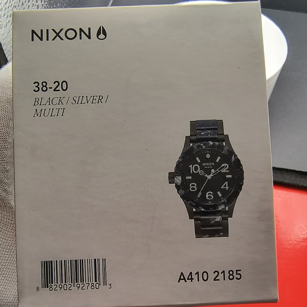 Nixon 38-20 blk/silver/marble, brand new